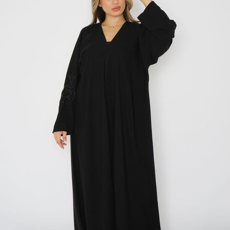 عباية  سوداء   قماش ملكي  مطرزة بالأكمام  6007