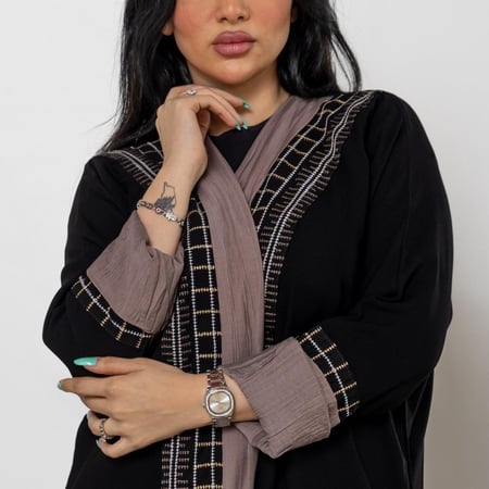 عباية سوداء كريب بتطريز النقش السعوديN1002