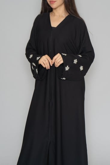 عباية سودا ء تطريز شك يدوي لون ابيض على شكل ورود  6051