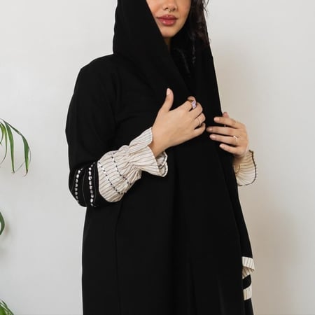 عباية سوداء سادة بأكمام مطرزة N1006