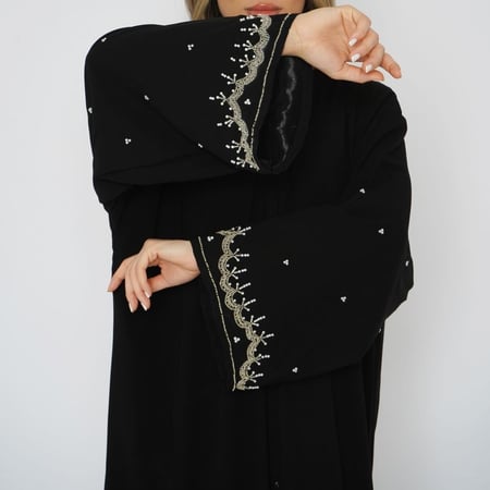 عباية سوداء فاخرة بتطريز مميز في الكم    6002