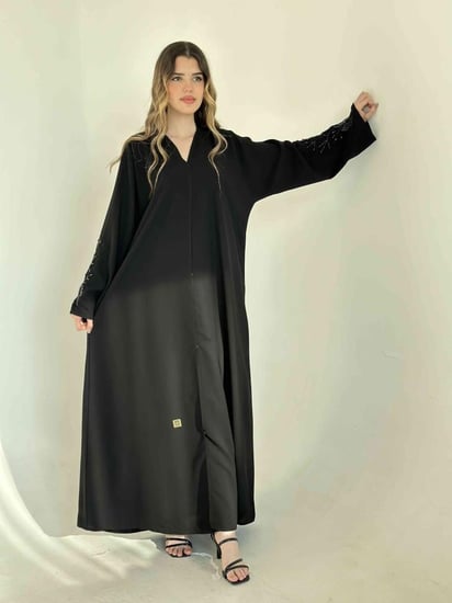 عبايات سوداء