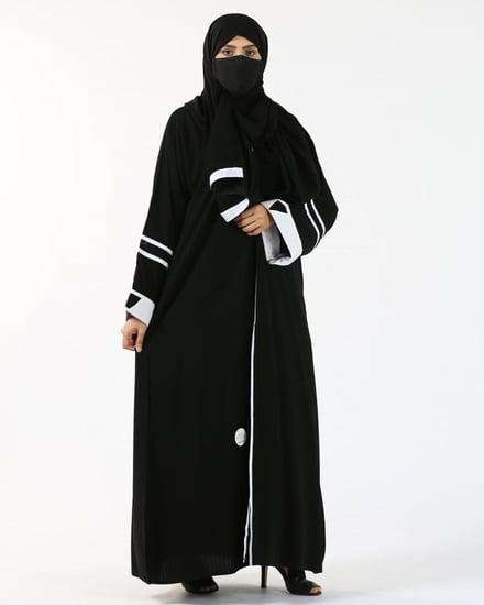 عباية سوداء سادة بأكمام وخطوط بيضاء N1009