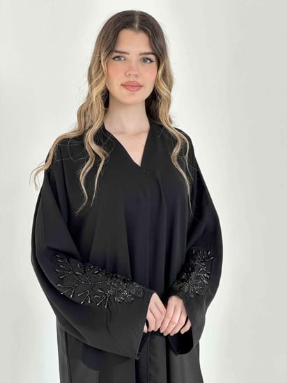 عبايات سوداء