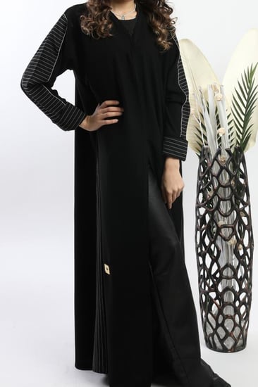 عباية سوداء بتداخل من قماش مخطط اللون الأبيض 5089