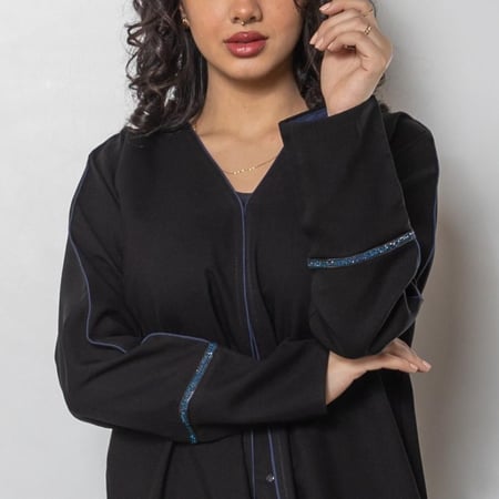 عباية سوداء سادة بخط كحلي ناعم من الامام قماش كريب R1106