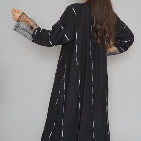 عباية سودا ء بتطاريز خيوط مقلمة اسود و كحلي ولون اسود دانتيل عروق  6047