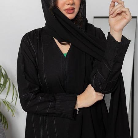 عباية سوداءسادة مقلمة N1071