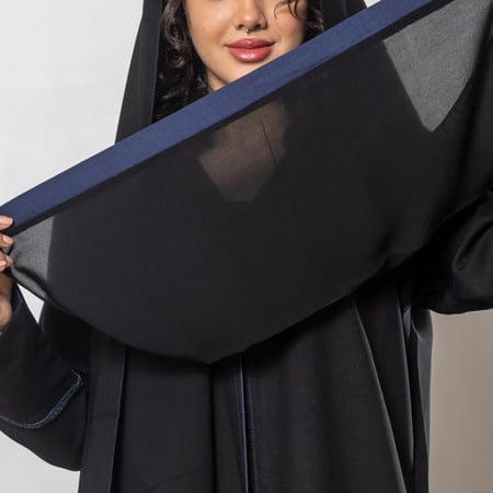 عباية سوداء سادة بخط كحلي ناعم من الامام قماش كريب R1106