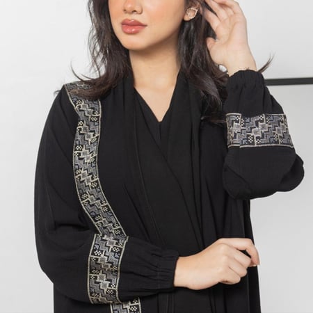 عباية كريب سوداء سادة بتطريز السدو N1012