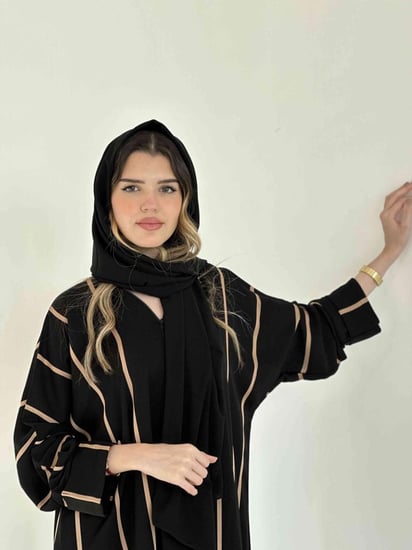 عباية سوداء بخيوط ذهبية 7015