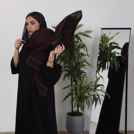 طرحة لون عودي بقيطان لنن T3012