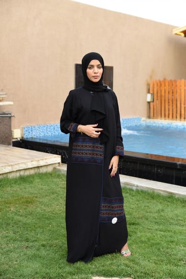 عبايه سوداء فاخره بتطريز السدو R1111