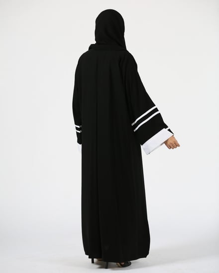 عباية سوداء سادة بأكمام وخطوط بيضاء N1009