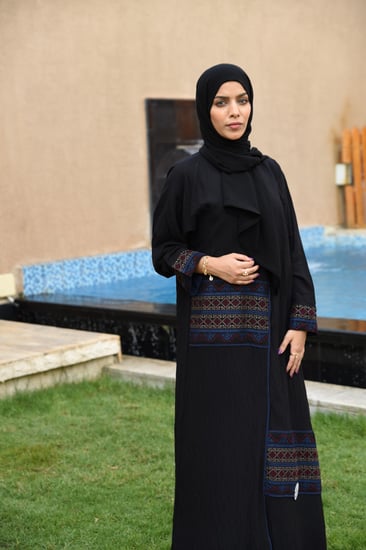 عبايه سوداء فاخره بتطريز السدو R1111