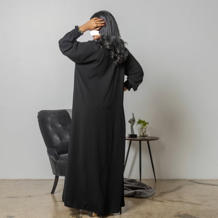 عبايه سوداء سادة بكم مزموم القفله طقطق رقم 5016