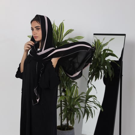 طرحة اسود سادة بكلفة ورديه T3054