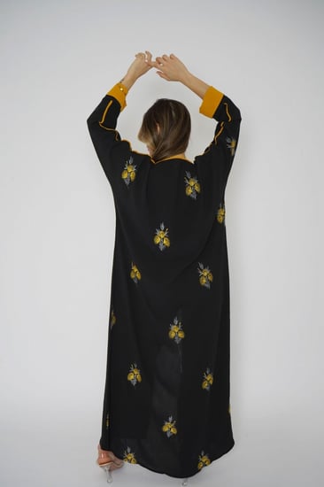 عباية سوداء بكم اورنج مزينة بورود زاهية 6025