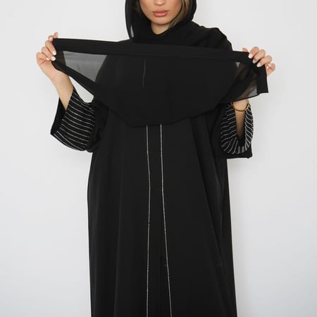 عباية سوداء تطريز كرستال فضي على الاكمام و جوانب العبايه 6015