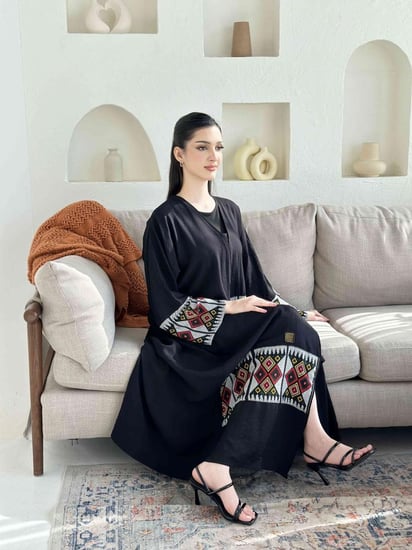 عباية يوم التأسيس بتداخل قماش كشميري في الأكمام 7023