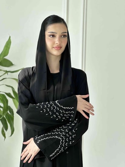 عباية سوداء تطريز كريستال الطاووس من الأكمام والجنب 7020