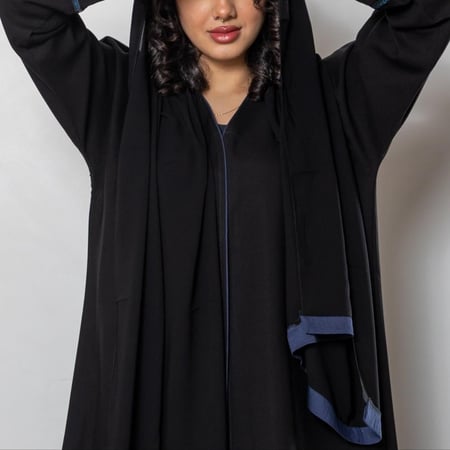 عباية سوداء سادة بخط كحلي ناعم من الامام قماش كريب R1106