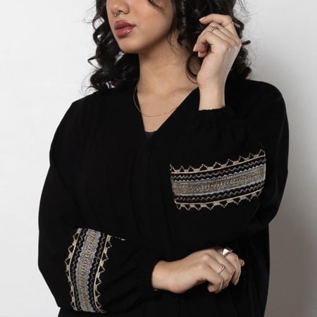 عباية سوداء سادة بتطريز سدو من الكم R1110