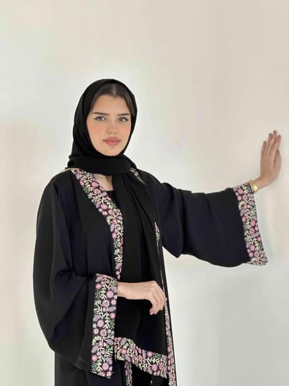 عباية مفتوحة فستان مشبوك بكلفة سدو في الأطراف والاكمام 7013 Essence of Flowers