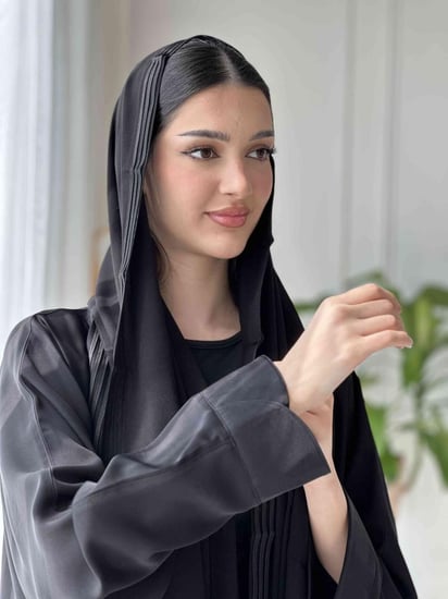 عبايه سوداء جاكت بقيطان أسود عملية وعصرية 7031