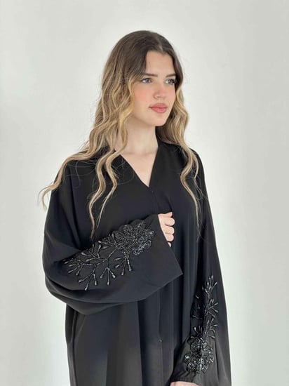 عبايات سوداء