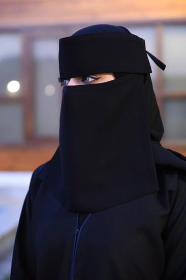 نقاب  وسط  بمرد (طبقه على العين)بلوقو ذهبي 106