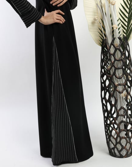 عباية سوداء بتداخل من قماش مخطط اللون الأبيض 5089