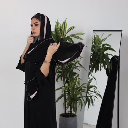 طرحة اسود سادة بكلفة ورديه T3054