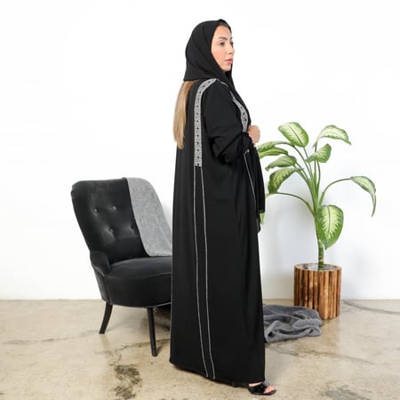 عبايه سوداء بكلفة السدو من الامام واكمام مزمومه 5041