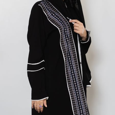 عبايه سوداء كريب خفيف فاخر بتطريز R1100