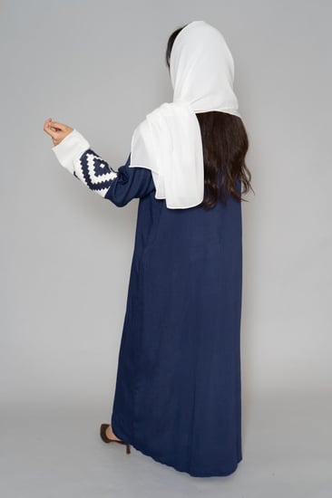 عباية ملونة لون كحلي مع كلفة لون كحلي و ابيض وشيفون لون ابيض من الجهتين و الاكمام تطريز 6053