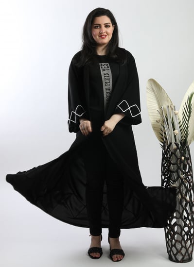 عباية سوداء مزينة بتفاصيل غير تقليدية من القيطان الابيض 5042