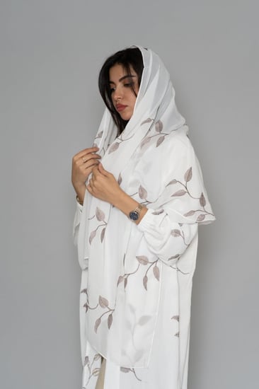 عباية  بيضاء مع خياطة يدوية على القماش 6057