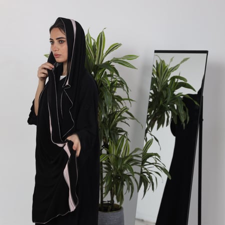 طرحة اسود سادة بكلفة ورديه T3054