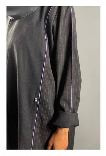 عباية باللون الرمادي