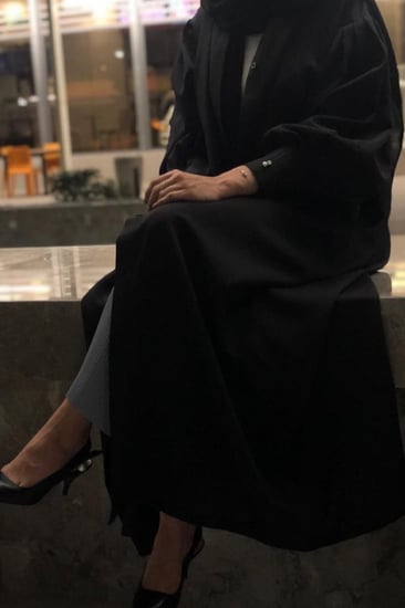 عباية باللون الأسود