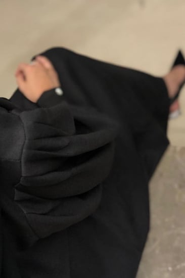 عباية باللون الأسود