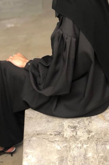 عباية باللون الأسود