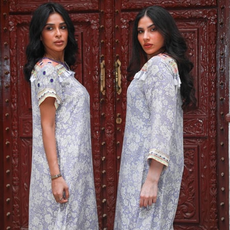 ثوب كريب خفيف مع تطريز يدوي