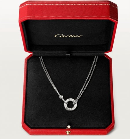قلادة كارتير من مجموعة LOVE مرصعة بماستين