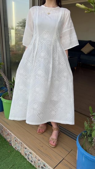فستان أبيض  من قماش ركامة القطن