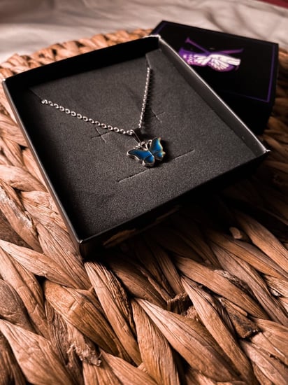 سلسال الفراشه يتغير لونه بدرجه حراره الجسم والمشاعر