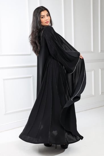 عباية دبل كلوش منسوجة من قماش الكريب الطايح مع طرحتها