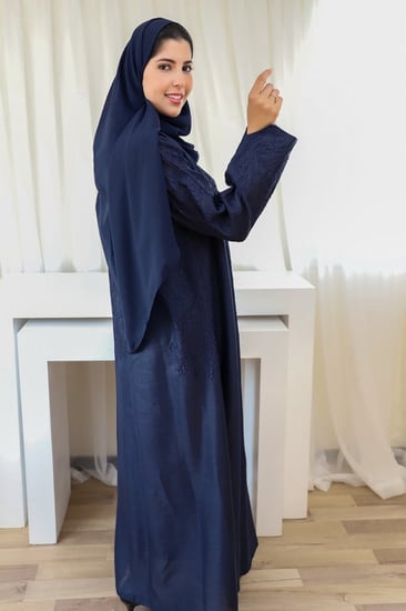 عباية ملونة كحلي من قماش اللينين بتطريز في الامام والخلف والكم مع طرحتها