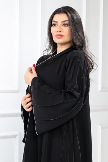 عباية دبل كلوش منسوجة من قماش الكريب الطايح مع طرحتها